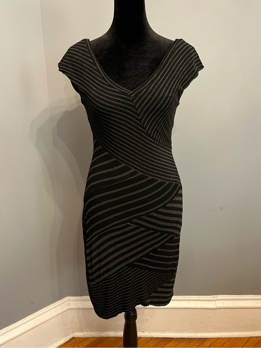 Le Château Form-Fitted Black & Gray Short-Sleeve Midi Dress, size S